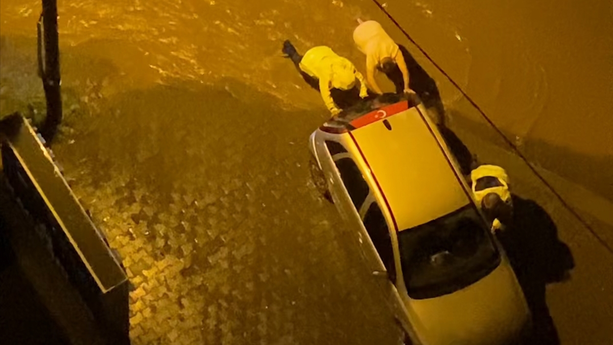Rize'de şiddetli yağış hayatı olumsuz etkiledi
