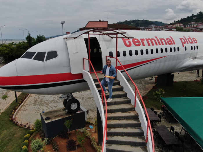 Trabzon'un Yomra ilçesinde pide salonu olarak hizmet vermeye başlayan uçağa Arap turistlerin ilgisi büyük