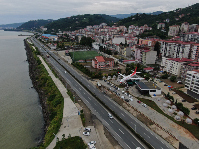 Trabzon'un Yomra ilçesinde pide salonu olarak hizmet vermeye başlayan uçağa Arap turistlerin ilgisi büyük
