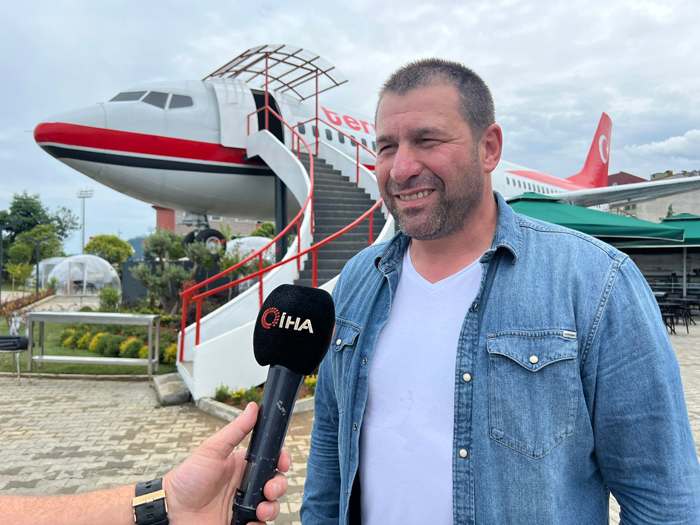 Trabzon'un Yomra ilçesinde pide salonu olarak hizmet vermeye başlayan uçağa Arap turistlerin ilgisi büyük