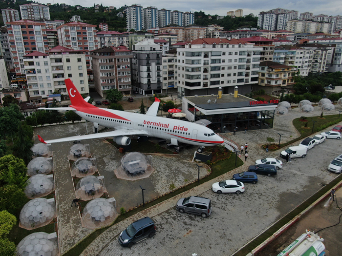 Trabzon'un Yomra ilçesinde pide salonu olarak hizmet vermeye başlayan uçağa Arap turistlerin ilgisi büyük