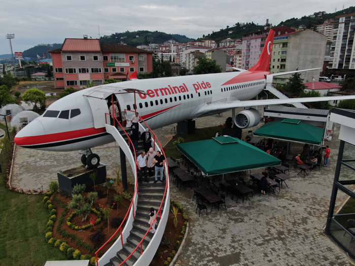 Trabzon'un Yomra ilçesinde pide salonu olarak hizmet vermeye başlayan uçağa Arap turistlerin ilgisi büyük