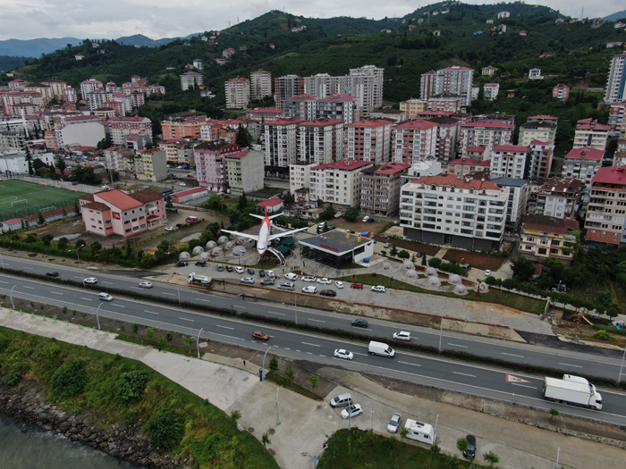 Trabzon'un Yomra ilçesinde pide salonu olarak hizmet vermeye başlayan uçağa Arap turistlerin ilgisi büyük