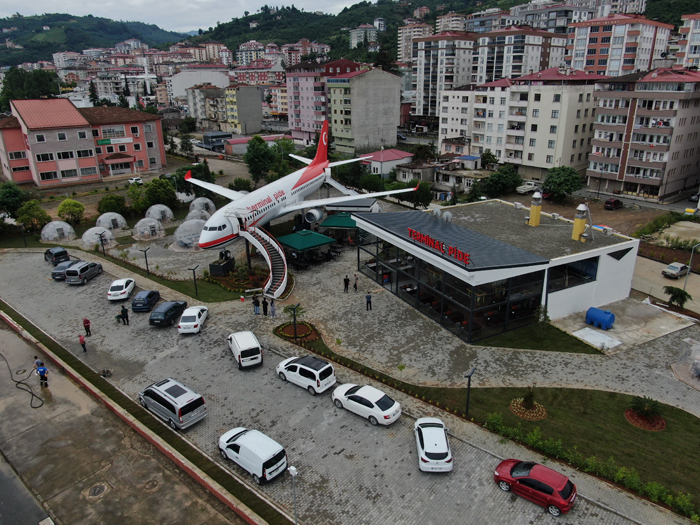 Trabzon'un Yomra ilçesinde pide salonu olarak hizmet vermeye başlayan uçağa Arap turistlerin ilgisi büyük