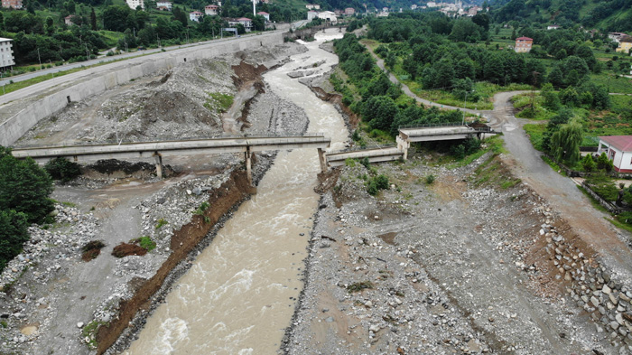 Dereden alınan kum ve çakıl köprünün çökmesine neden oldu