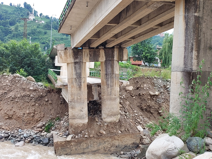 Dereden alınan kum ve çakıl köprünün çökmesine neden oldu