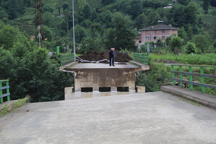 Dereden alınan kum ve çakıl köprünün çökmesine neden oldu