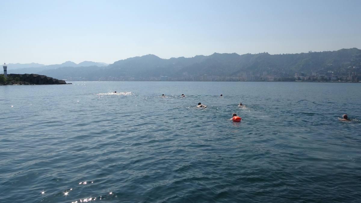 Rize'de 15 Temmuz için 4 kilometre boyunca yüzdüler