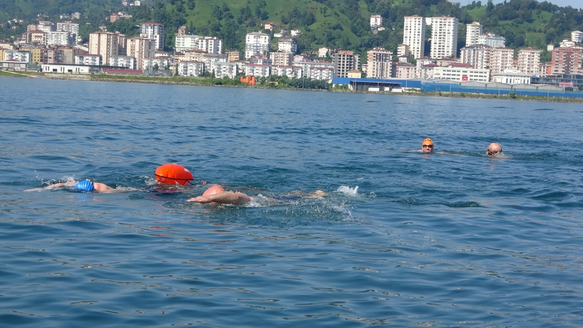 Rize'de 15 Temmuz için 4 kilometre boyunca yüzdüler