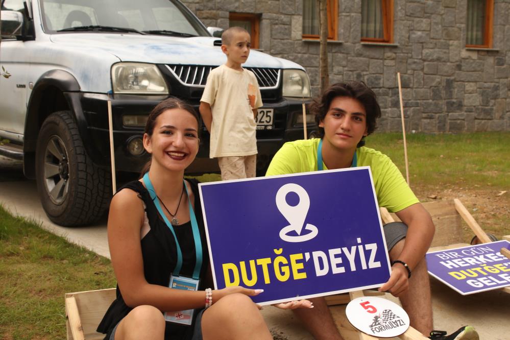 Dansçılar rafting ve tahta araba yarışlarında kıyasıya mücadele etti