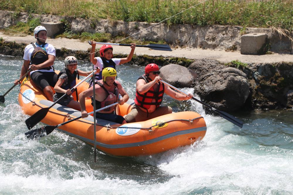 Dansçılar rafting ve tahta araba yarışlarında kıyasıya mücadele etti