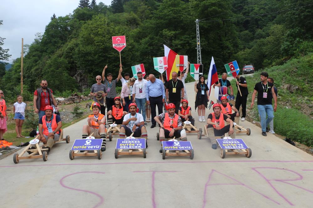 Dansçılar rafting ve tahta araba yarışlarında kıyasıya mücadele etti