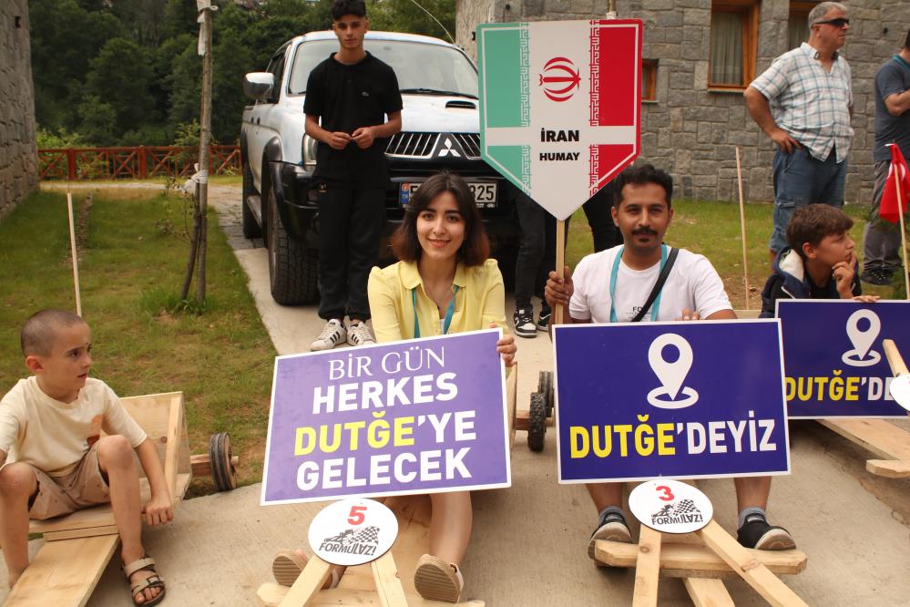 Dansçılar rafting ve tahta araba yarışlarında kıyasıya mücadele etti