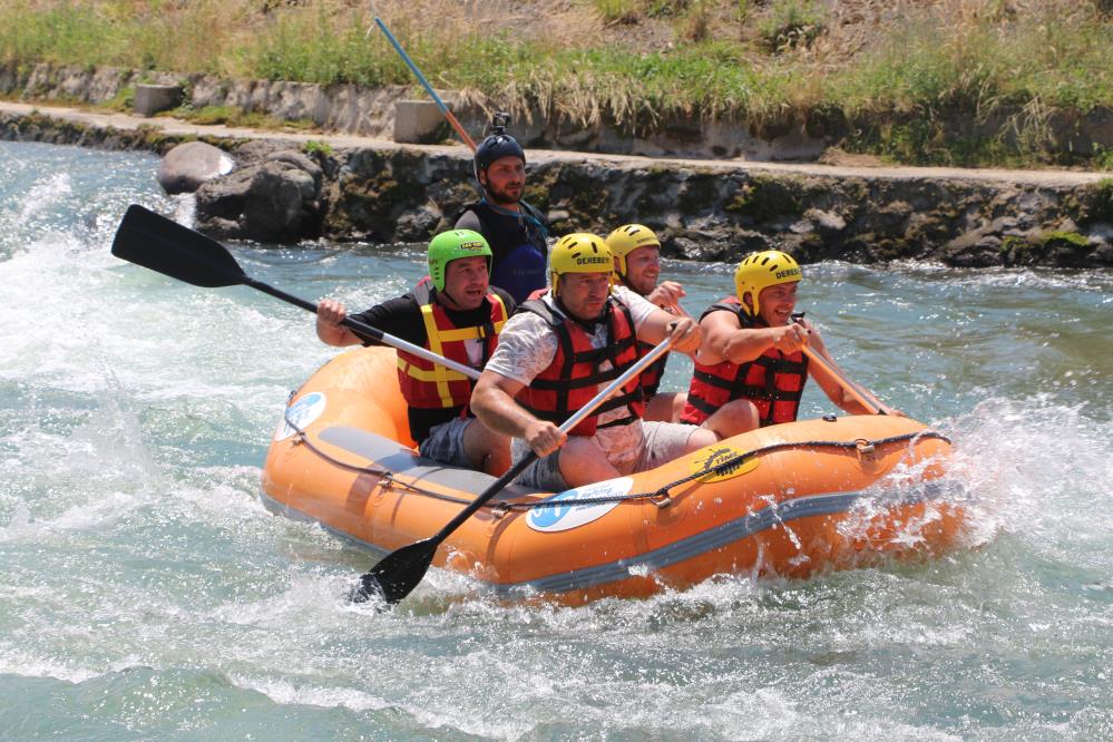 Dansçılar rafting ve tahta araba yarışlarında kıyasıya mücadele etti