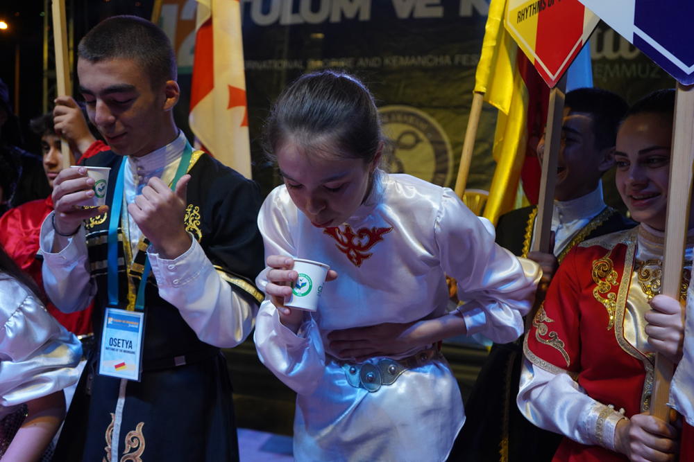 Rize'de renkli çay içme yarışması