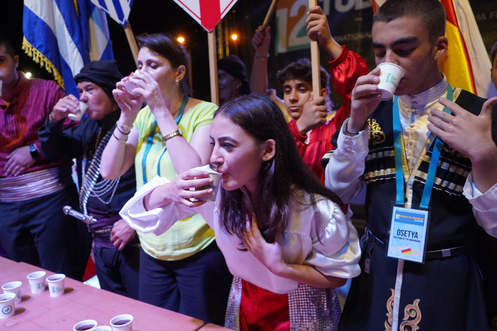 Rize'de renkli çay içme yarışması