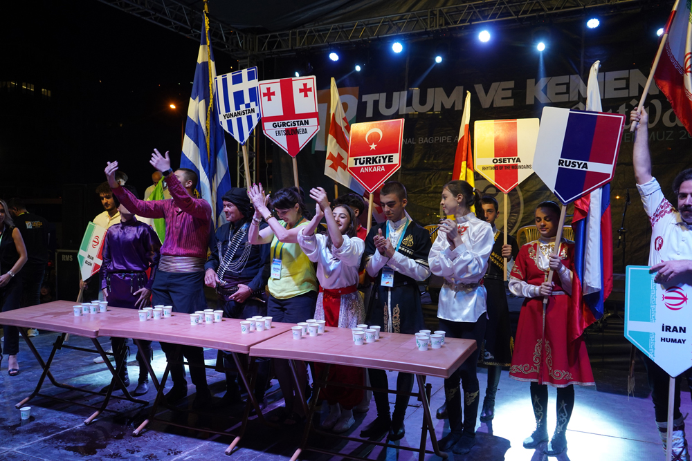 Rize'de renkli çay içme yarışması
