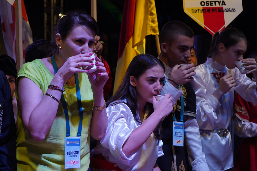Rize'de renkli çay içme yarışması