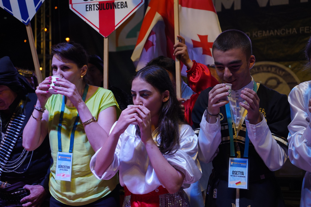 Rize'de renkli çay içme yarışması