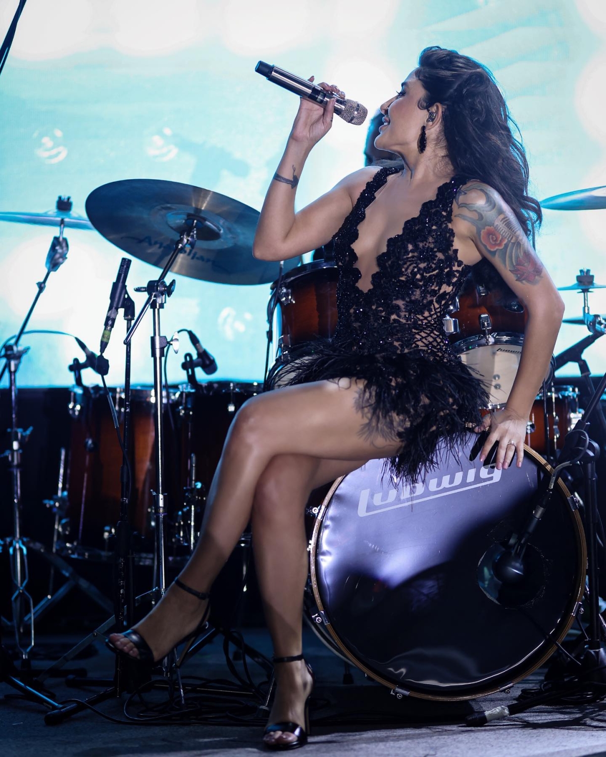 Başarılı şarkıcı Melek Mosso konserleri dolup taşıyor
