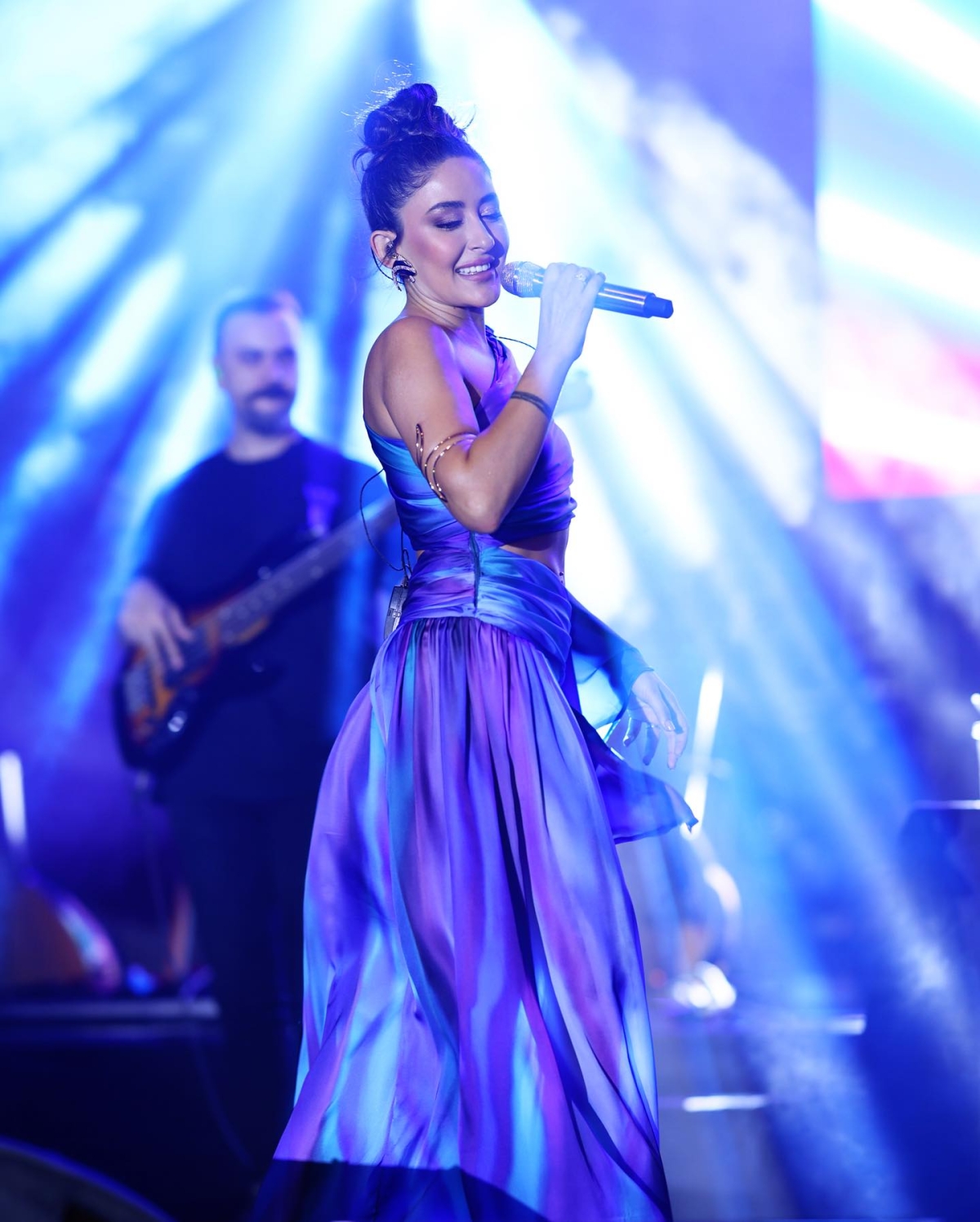 Başarılı şarkıcı Melek Mosso konserleri dolup taşıyor
