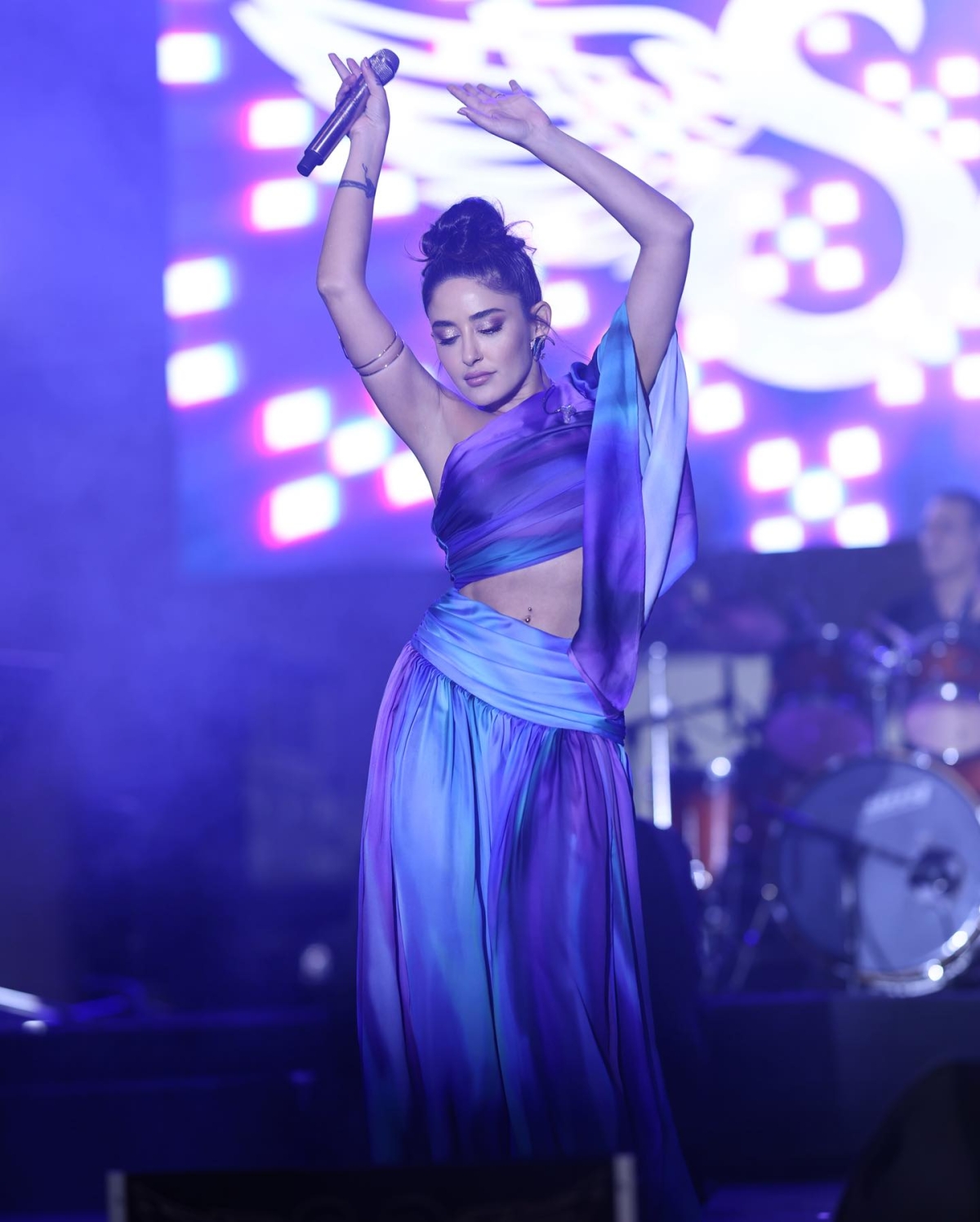Başarılı şarkıcı Melek Mosso konserleri dolup taşıyor