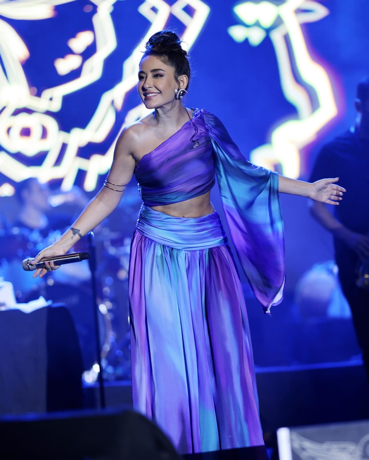 Başarılı şarkıcı Melek Mosso konserleri dolup taşıyor