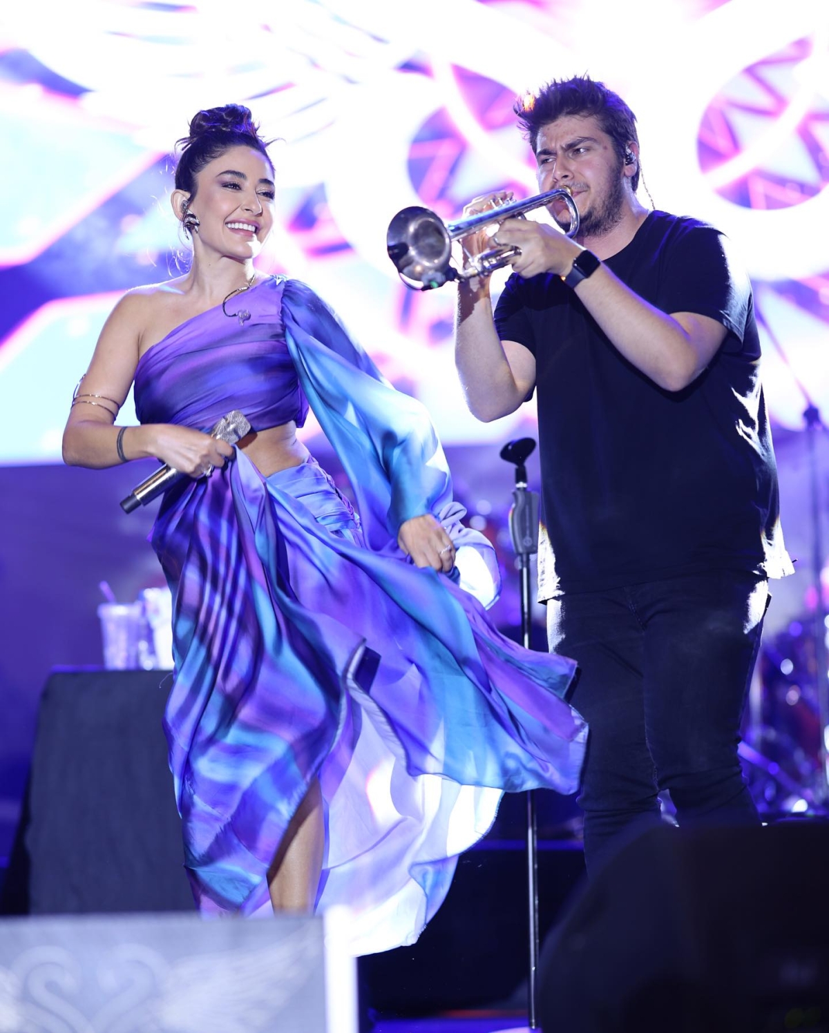 Başarılı şarkıcı Melek Mosso konserleri dolup taşıyor