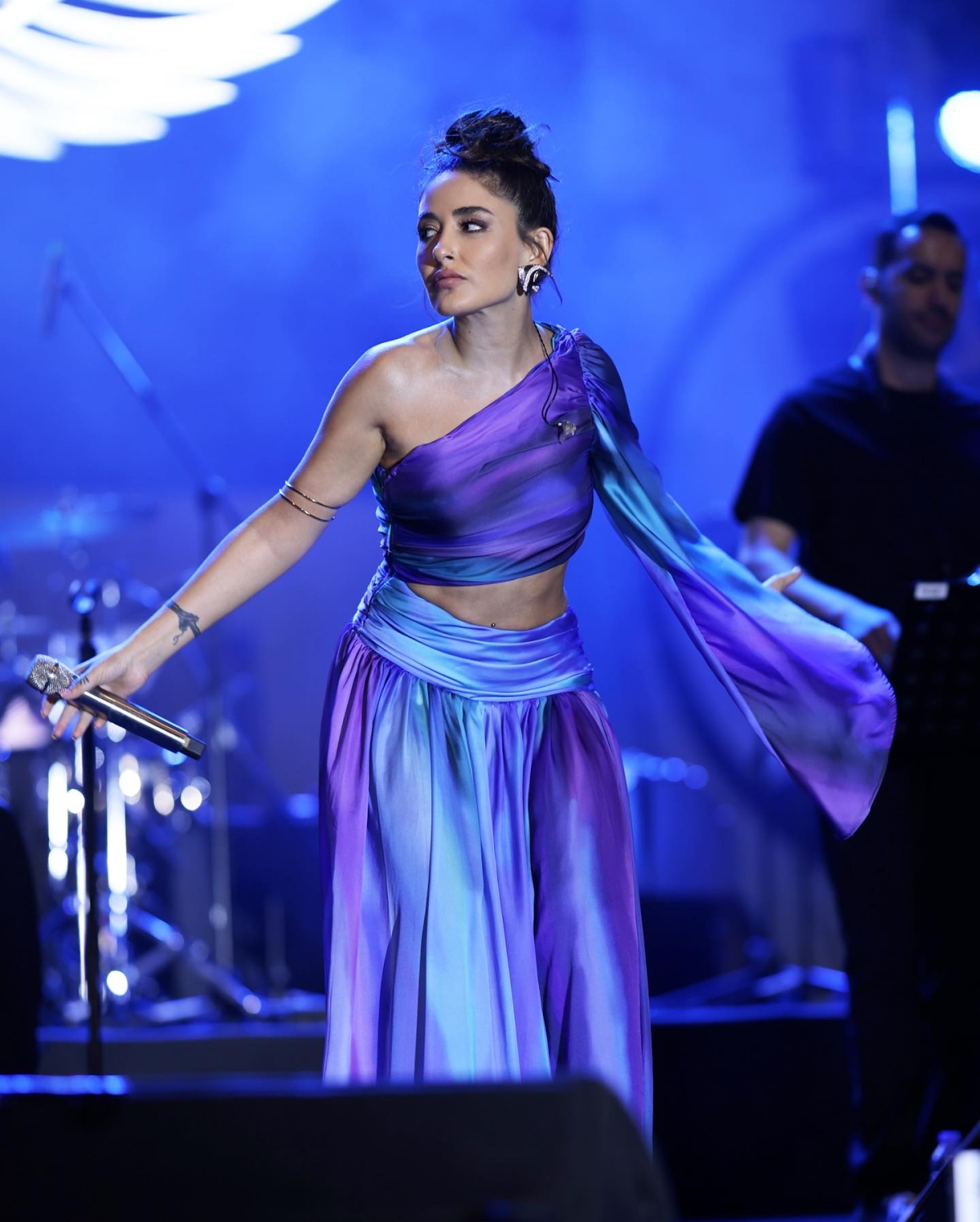 Başarılı şarkıcı Melek Mosso konserleri dolup taşıyor