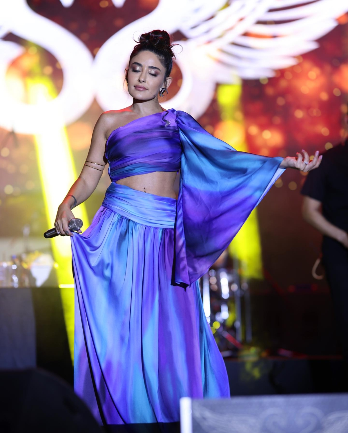 Başarılı şarkıcı Melek Mosso konserleri dolup taşıyor