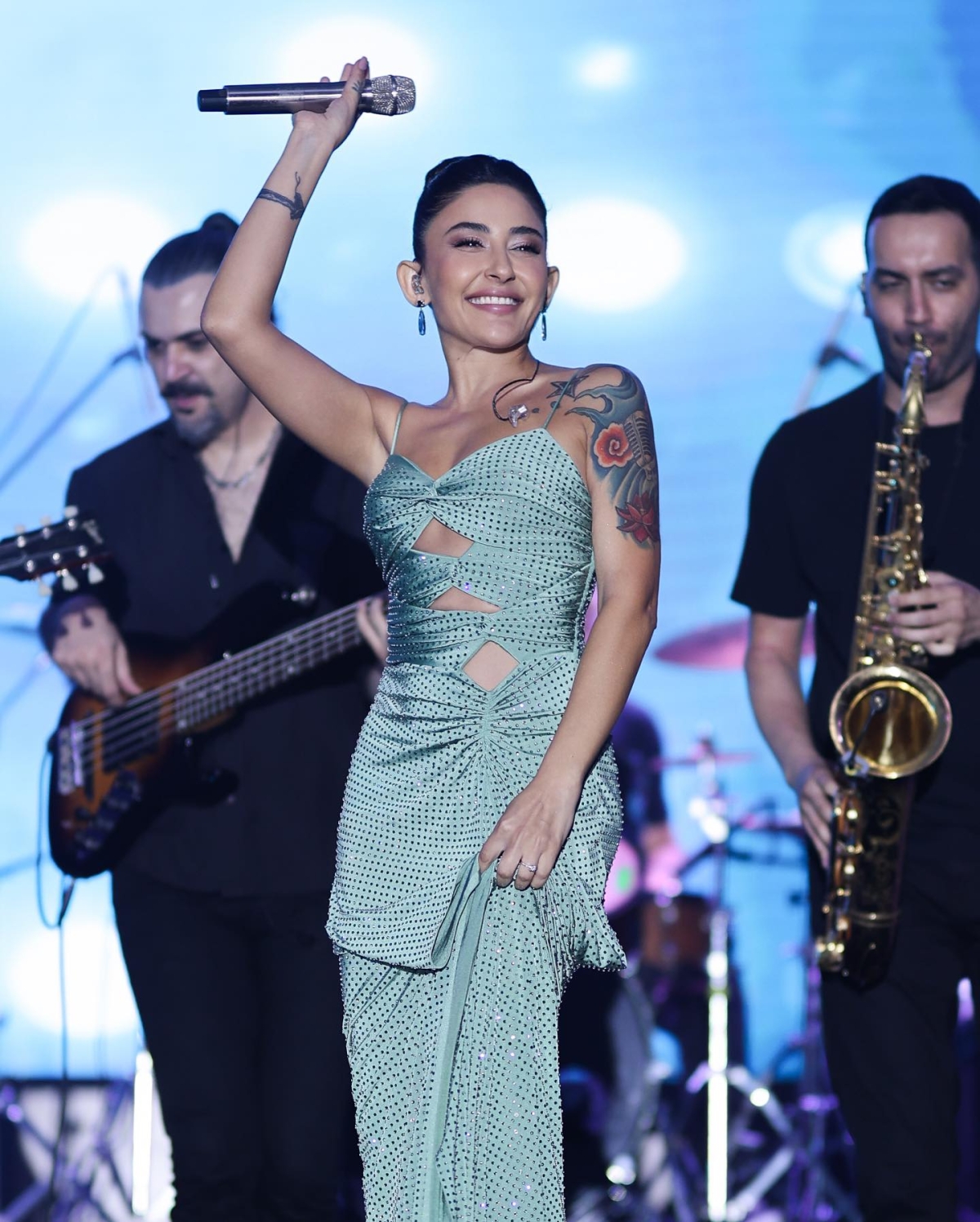 Başarılı şarkıcı Melek Mosso konserleri dolup taşıyor