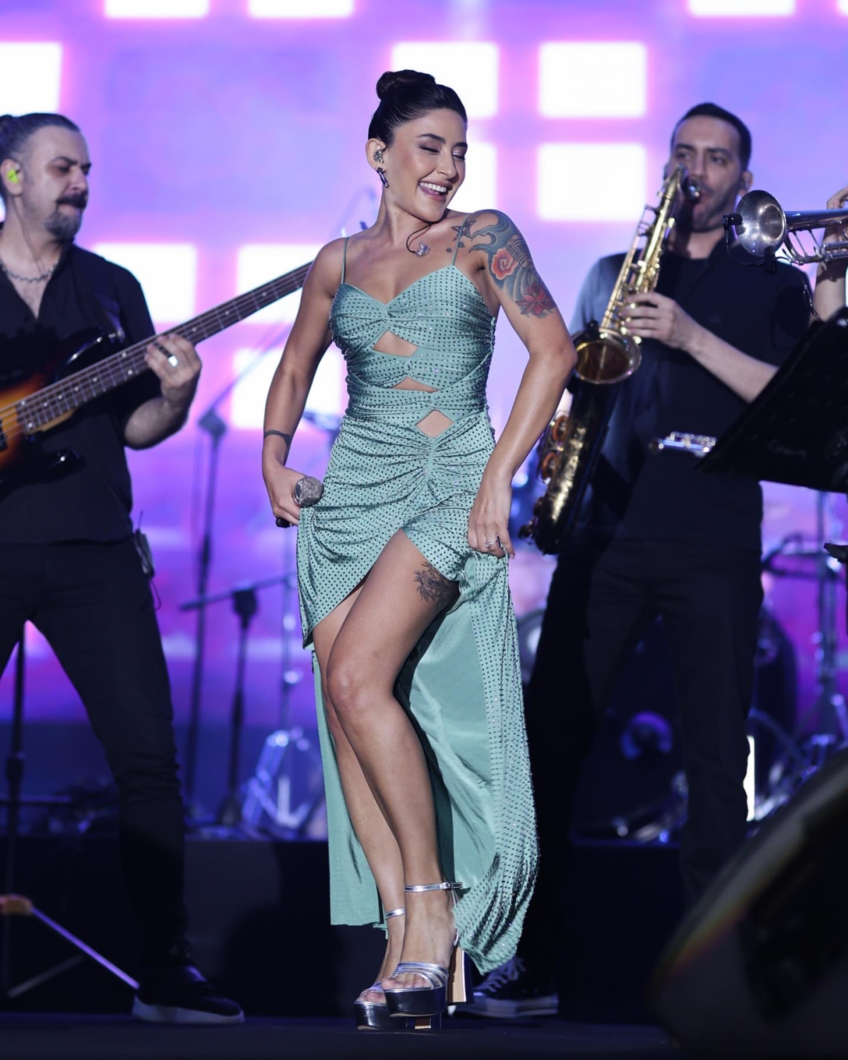 Başarılı şarkıcı Melek Mosso konserleri dolup taşıyor