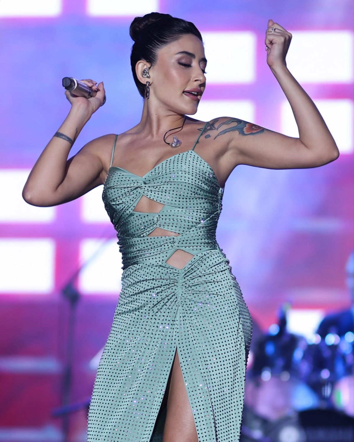 Başarılı şarkıcı Melek Mosso konserleri dolup taşıyor