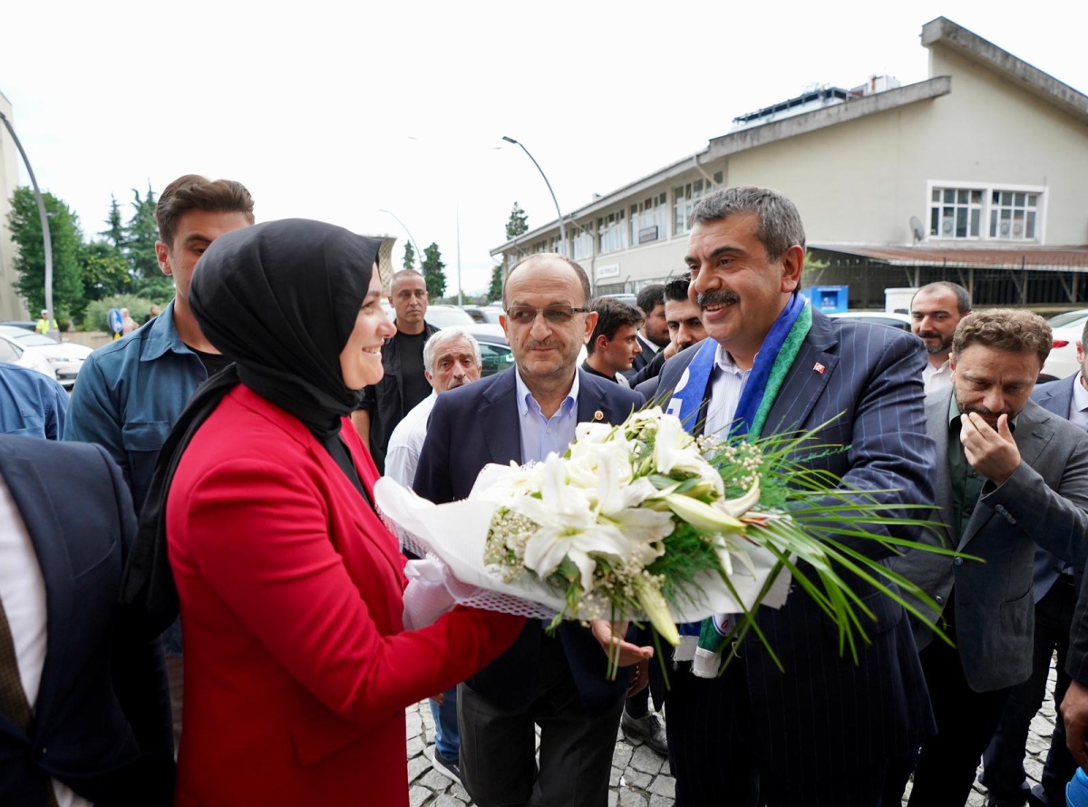 Milli Eğitim Bakanı Yusuf Tekin MHP Rize'ye ziyaret