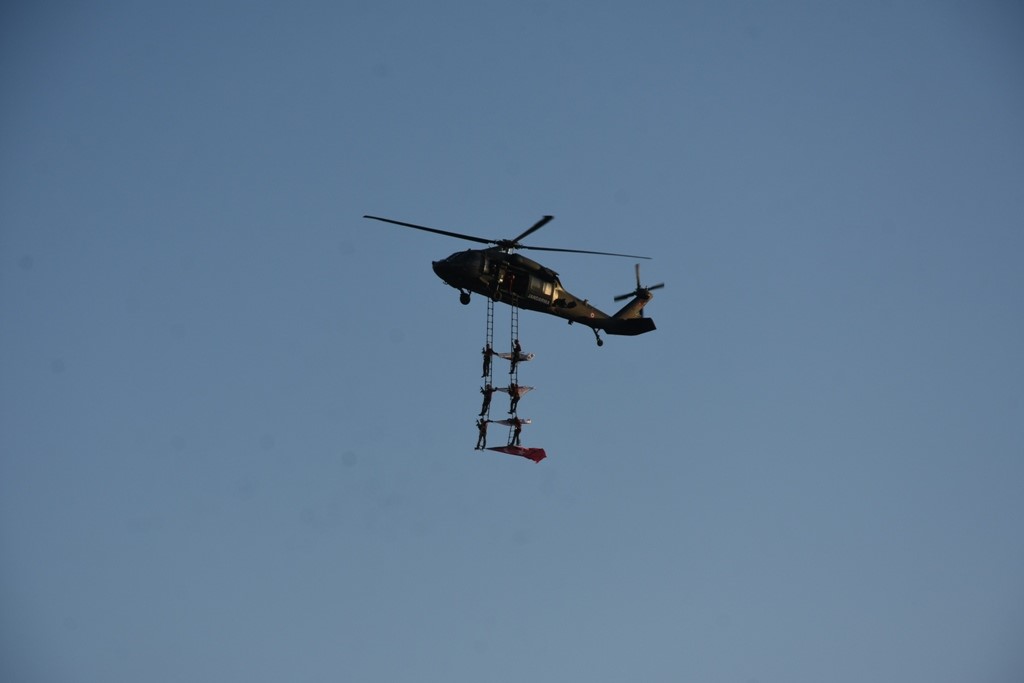 Solo Türk ve helikopter gösterileri nefes kesti