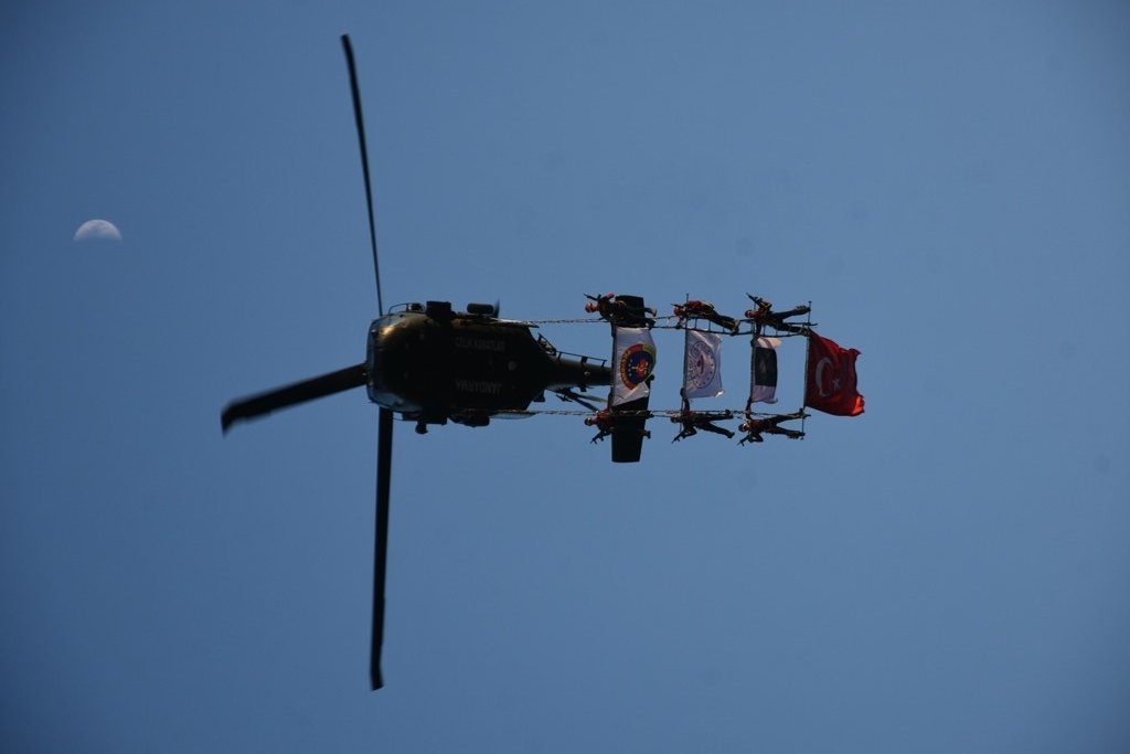 Solo Türk ve helikopter gösterileri nefes kesti