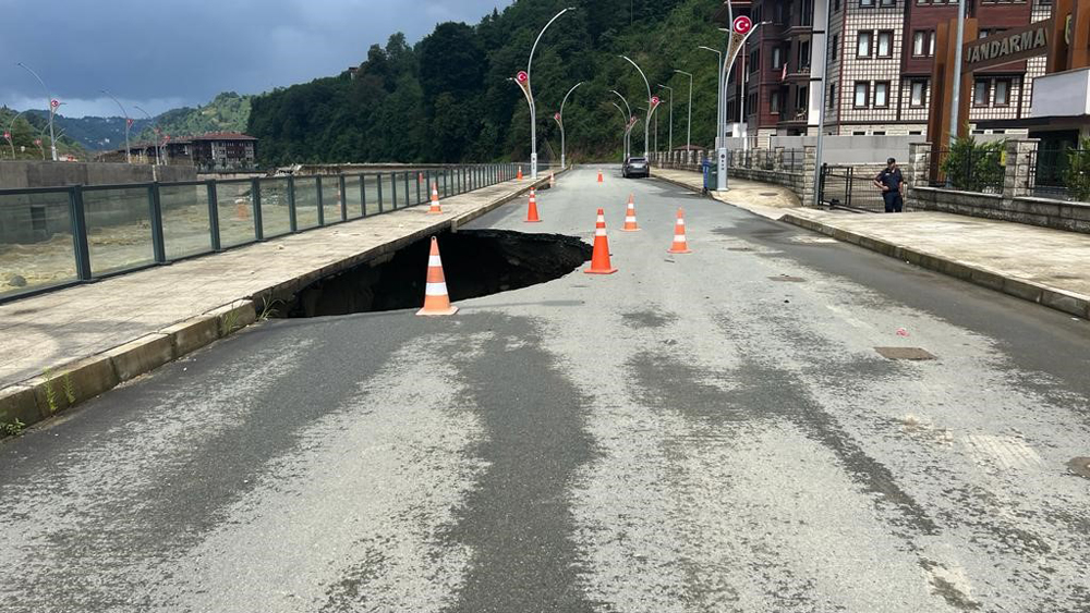 Rize'de şiddetli yağış heyelana neden oldu