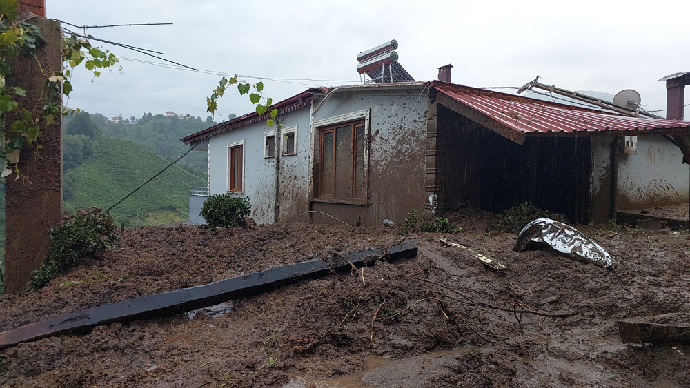 Rize'de şiddetli yağış heyelana neden oldu