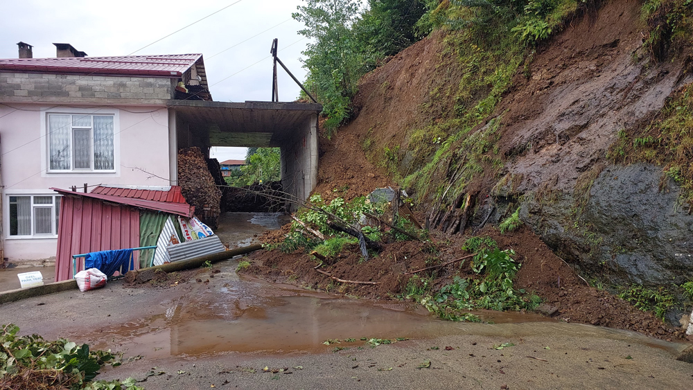 Rize'de şiddetli yağış heyelana neden oldu