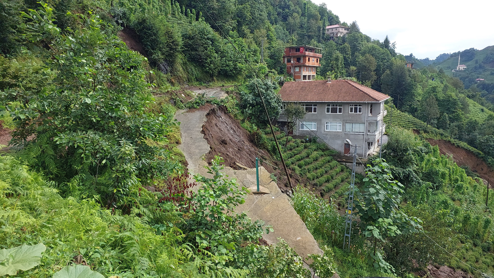 Rize'de şiddetli yağış heyelana neden oldu