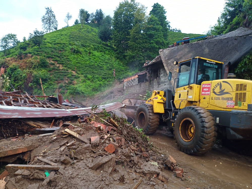 Rize'de şiddetli yağış heyelana neden oldu