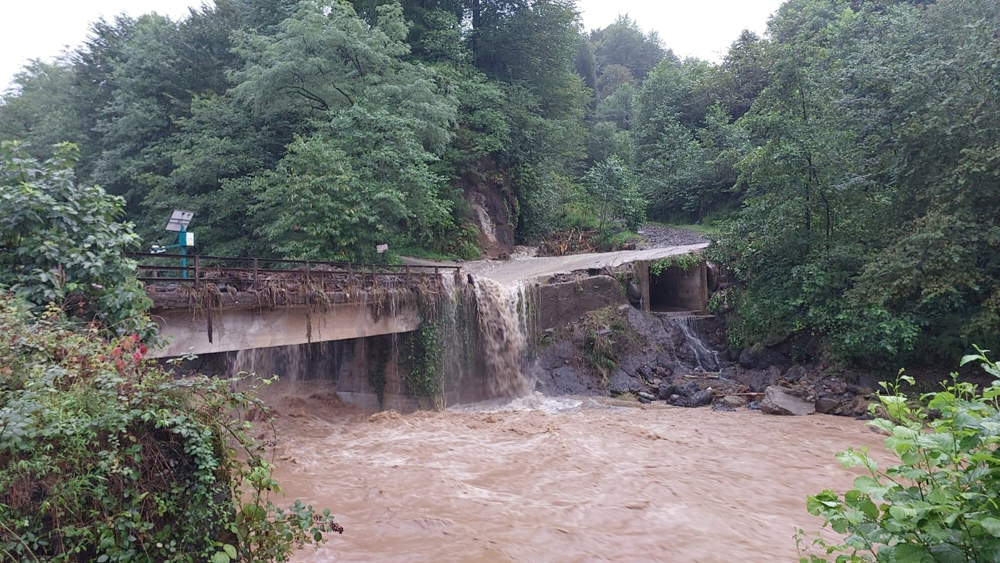 Rize'de şiddetli yağış heyelana neden oldu