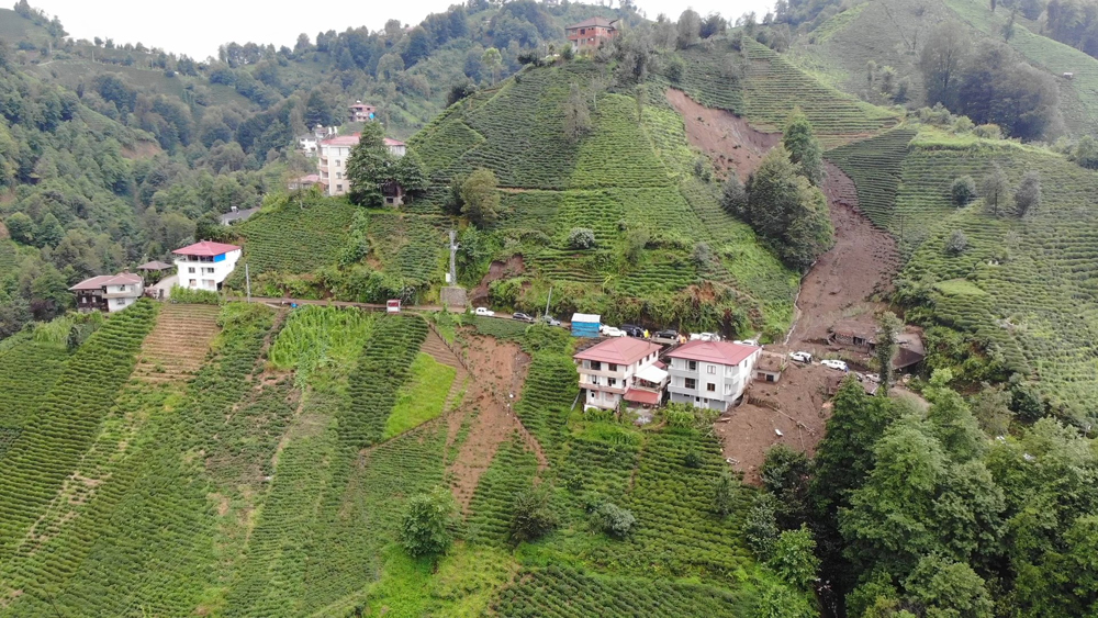 Rize'de şiddetli yağış heyelana neden oldu