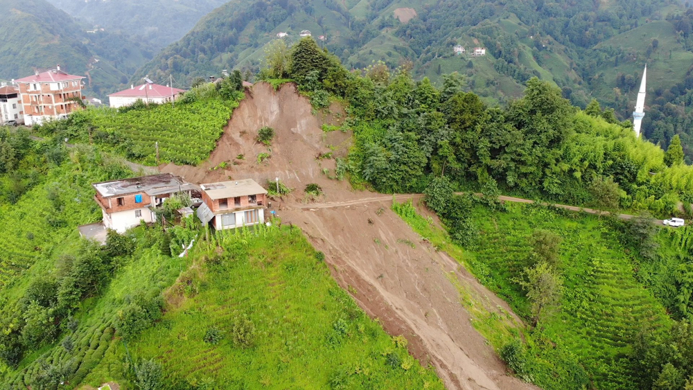 Rize'de şiddetli yağış heyelana neden oldu