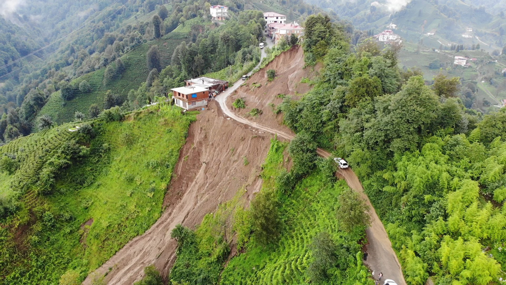 Rize'de şiddetli yağış heyelana neden oldu