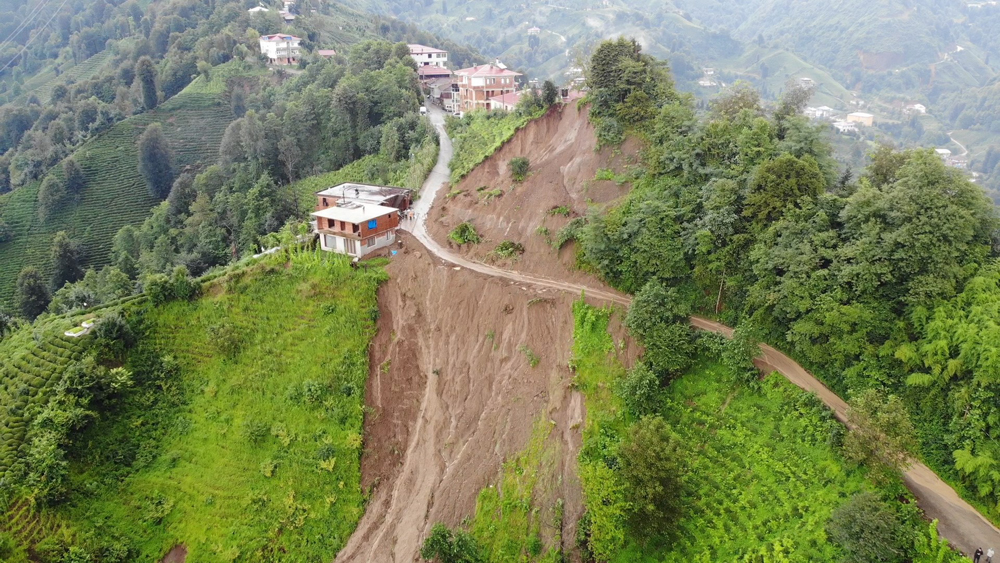 Rize'de şiddetli yağış heyelana neden oldu
