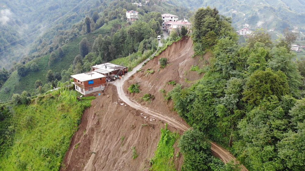 Rize'de şiddetli yağış heyelana neden oldu