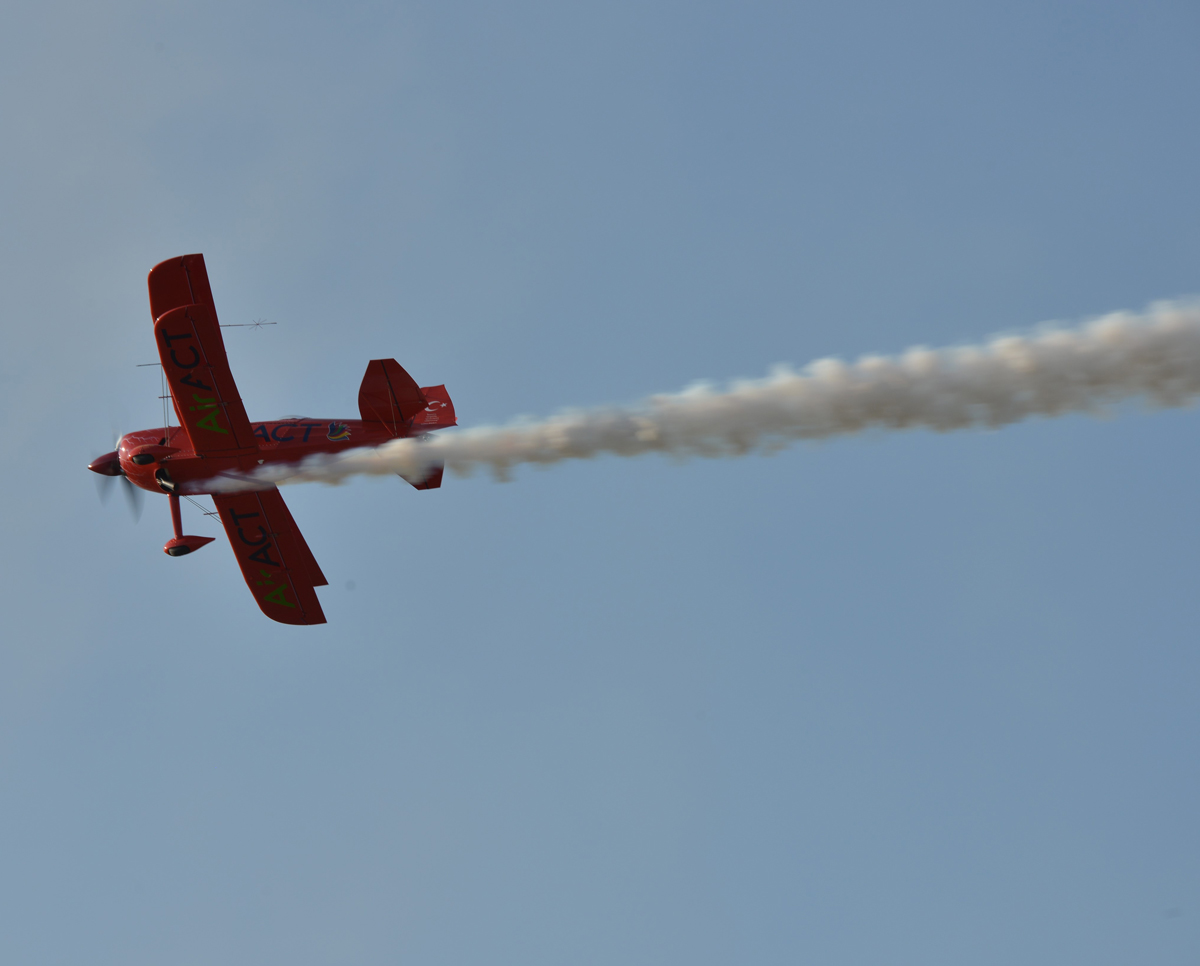 Kadın akrobasi pilotu mest etti