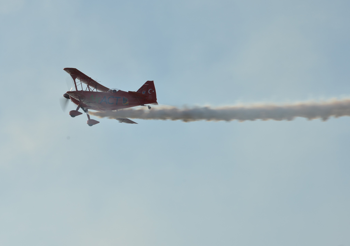 Kadın akrobasi pilotu mest etti