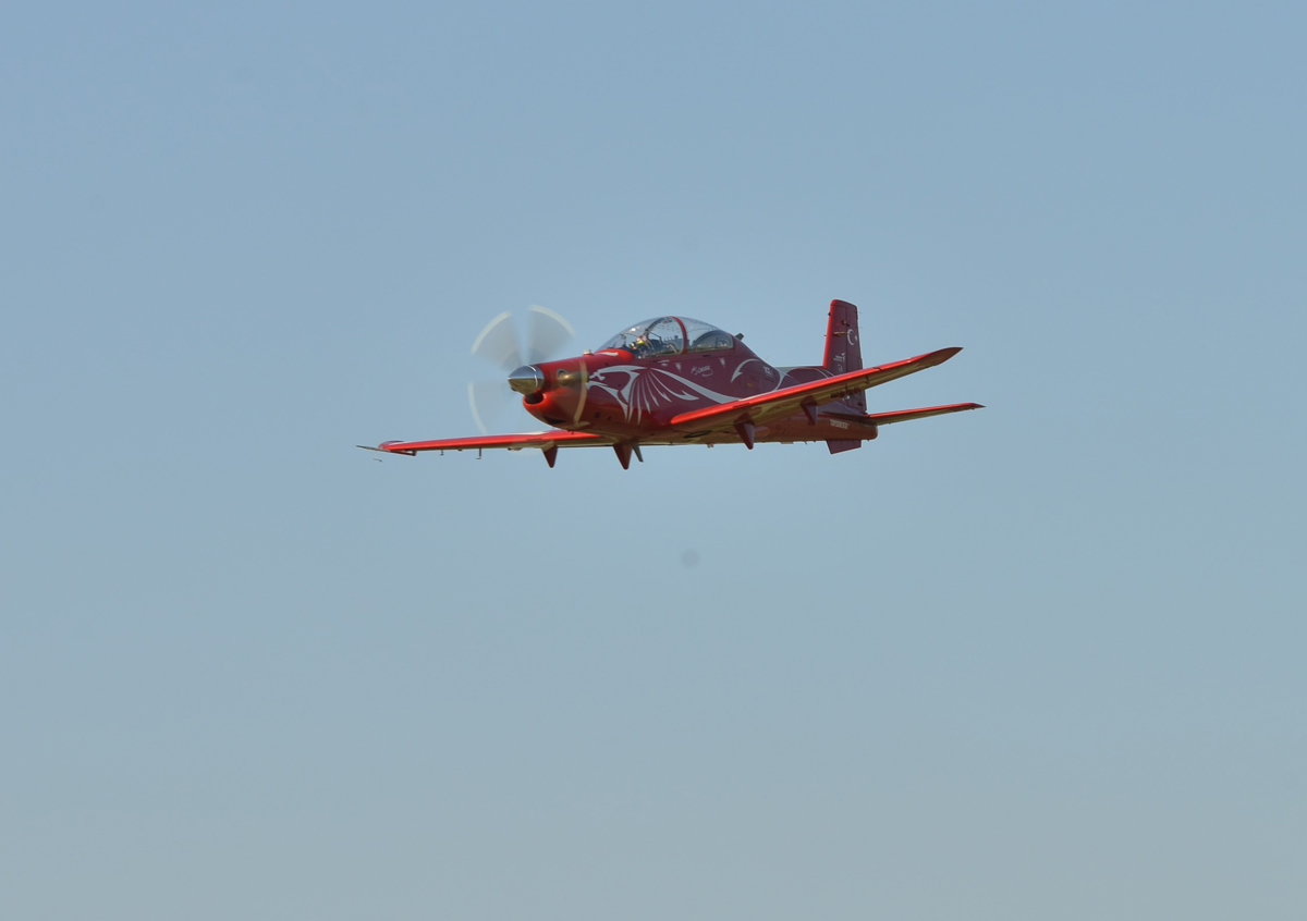 Kadın akrobasi pilotu mest etti